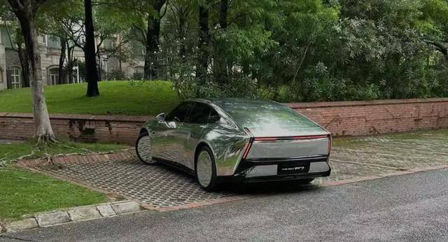 全新小鵬P7無偽裝實(shí)車曝光,能撼動(dòng)小米SU7地位嗎?