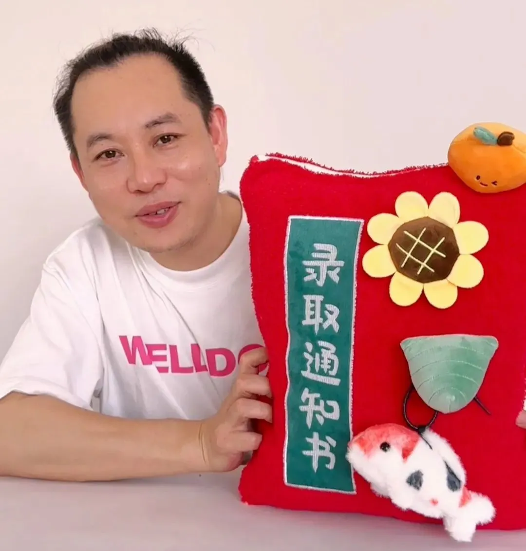 麥當勞賣起“阿貝貝”,年輕人坐不住了 劉豐銘在展示自家產品。受訪者供圖。