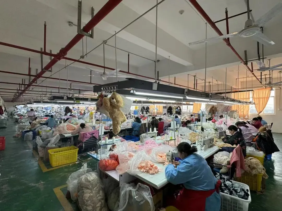 麥當勞賣起“阿貝貝”,年輕人坐不住了 智多娃的生產車間。受訪者供圖。