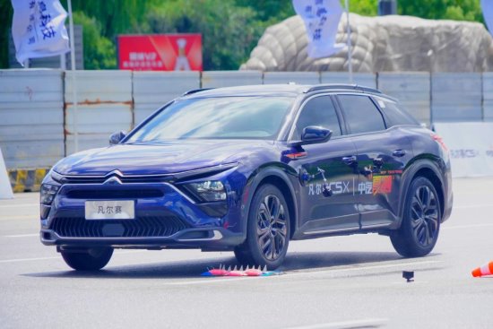 凡爾賽C5 X獲2025中汽夏測健康與操控雙安全權威驗證證書 凡爾賽C5 X獲2025中汽夏測健康與操控雙安全權威驗證證書