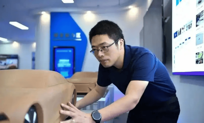 東風(fēng)大變革誰主沉浮?老將周鋒升新職、少帥余飛已離場,嵐圖10億增資押注盈利