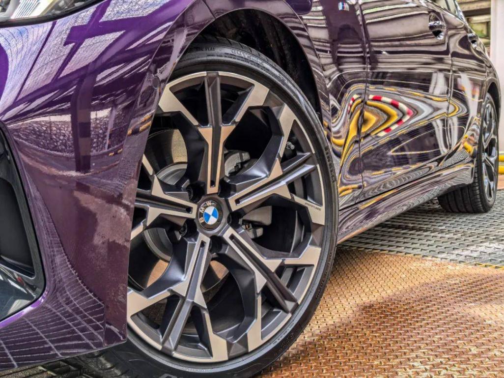 碳纖維+閃電紫+全國限量1000臺,開完這款寶馬只想說:很開心很自信!