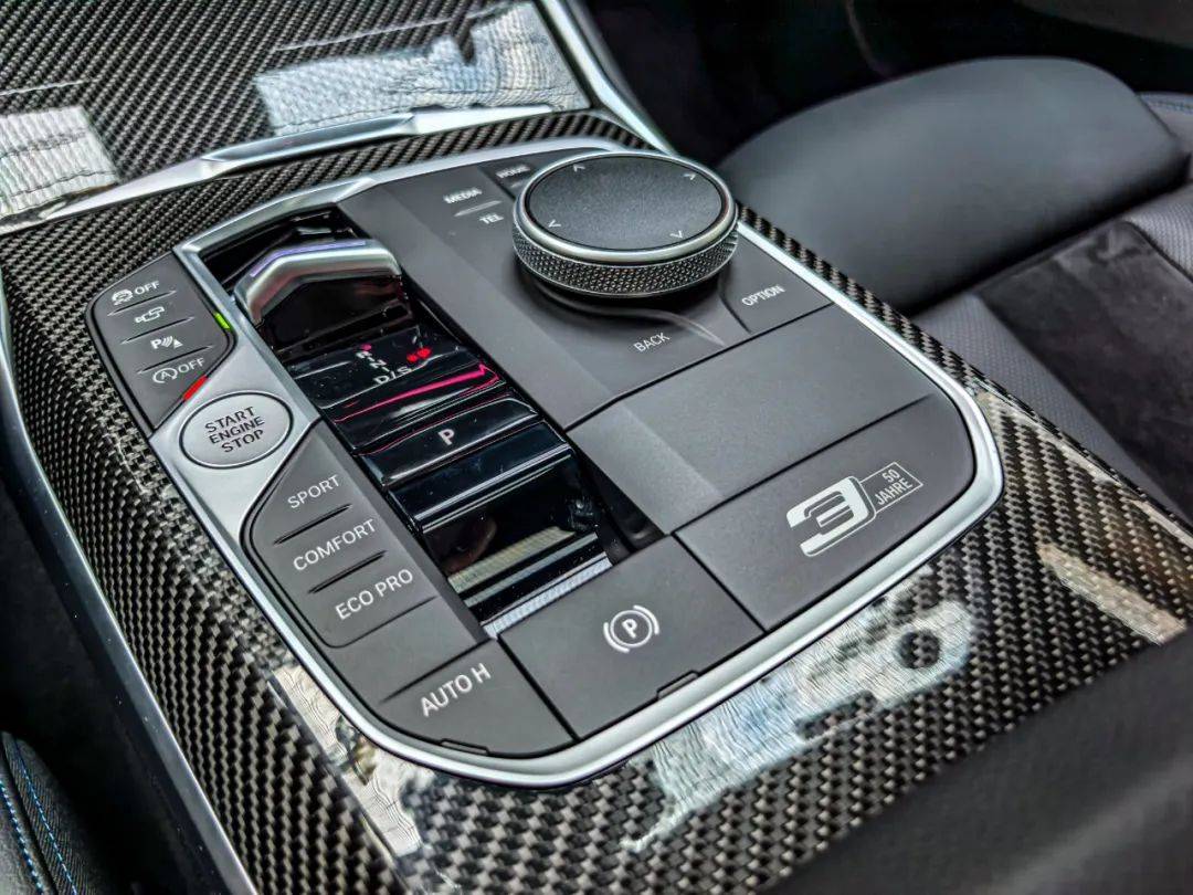 碳纖維+閃電紫+全國限量1000臺,開完這款寶馬只想說:很開心很自信!