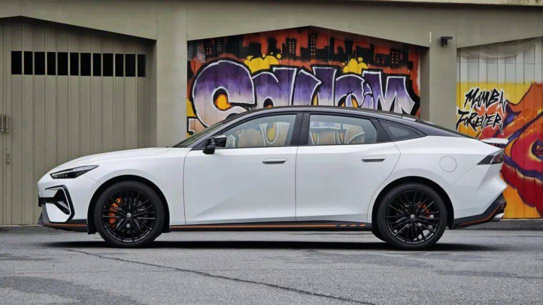 10.99萬,2.0T+8AT,四活塞卡鉗,掀背設計,昨晚剛上市!