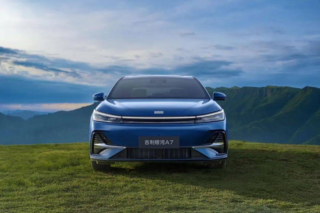 8.18萬起,入門即高配,2.67L油耗,續(xù)航2100km,三電終身質(zhì)保