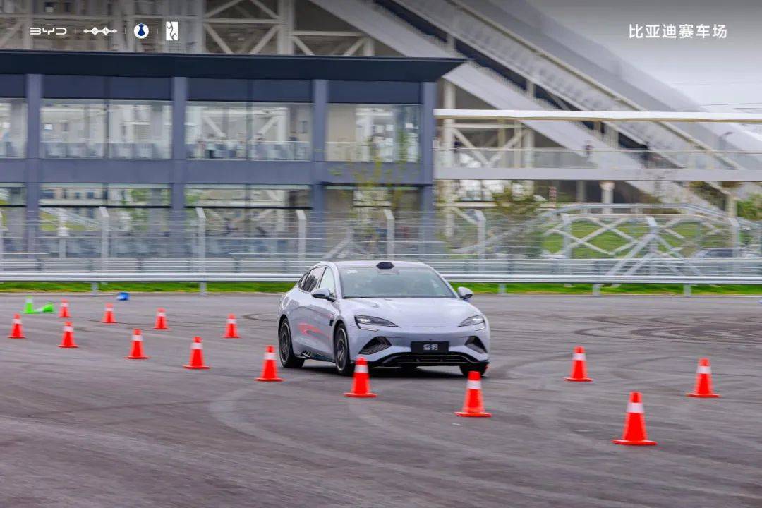 兩度播報|比亞迪賽車場盛大開業,打造“全民賽道 全場好玩”新體驗
