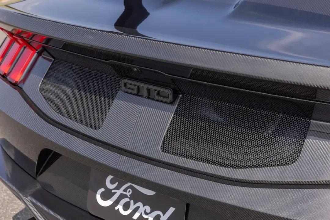福特發(fā)布全新Mustang GTD Liquid Carbon,全碳車身要多帥有多帥