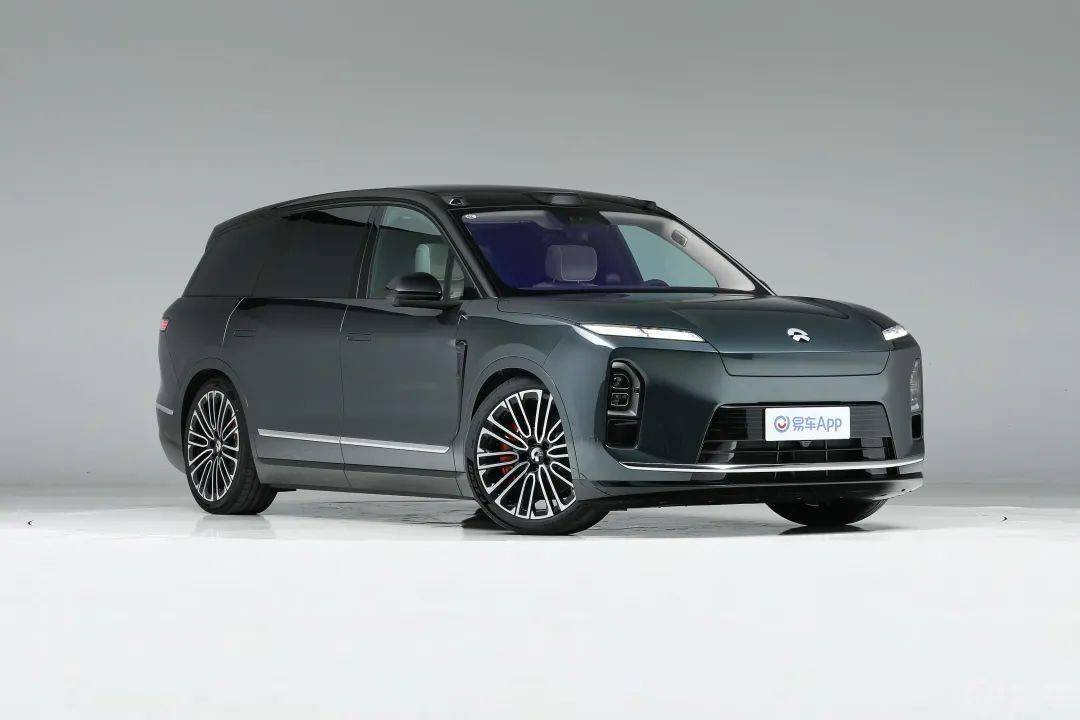 第三代蔚來ES8在現款車型的基礎上進行微調,依舊采用家族式Shark Nose前臉設計