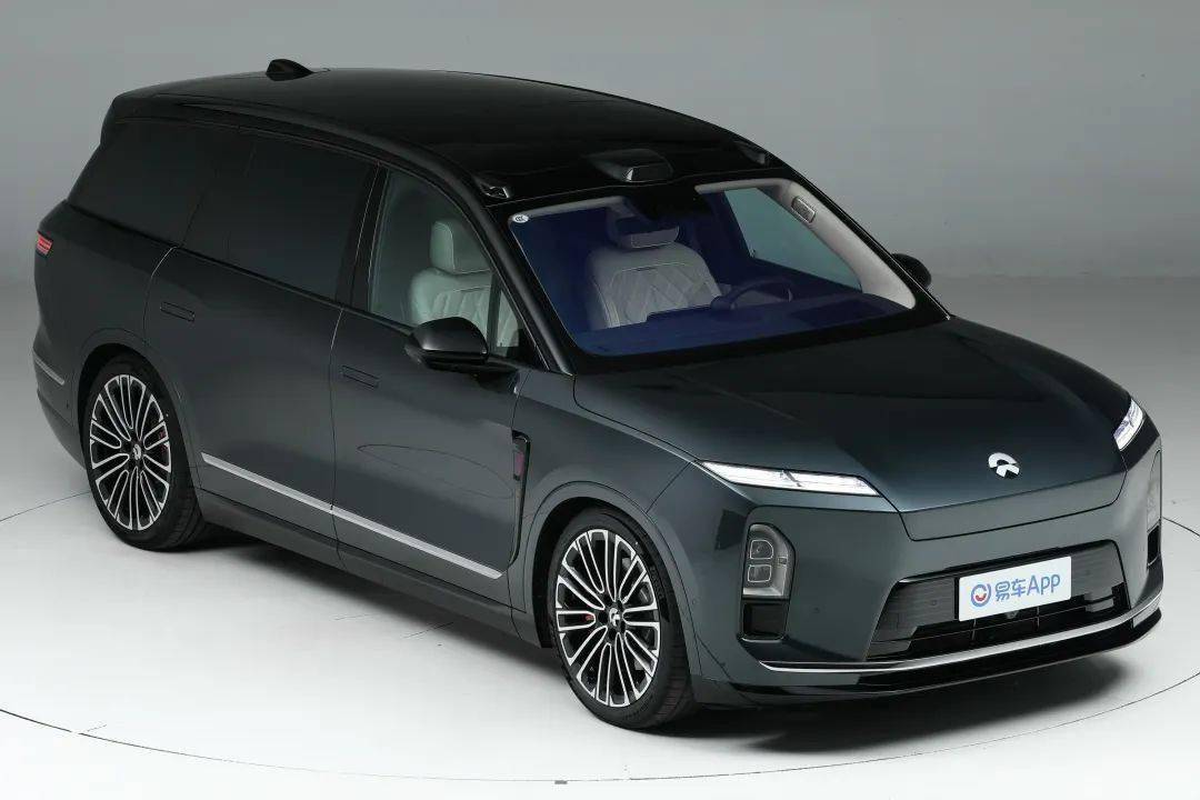 第三代蔚來ES8在現款車型的基礎上進行微調,依舊采用家族式Shark Nose前臉設計