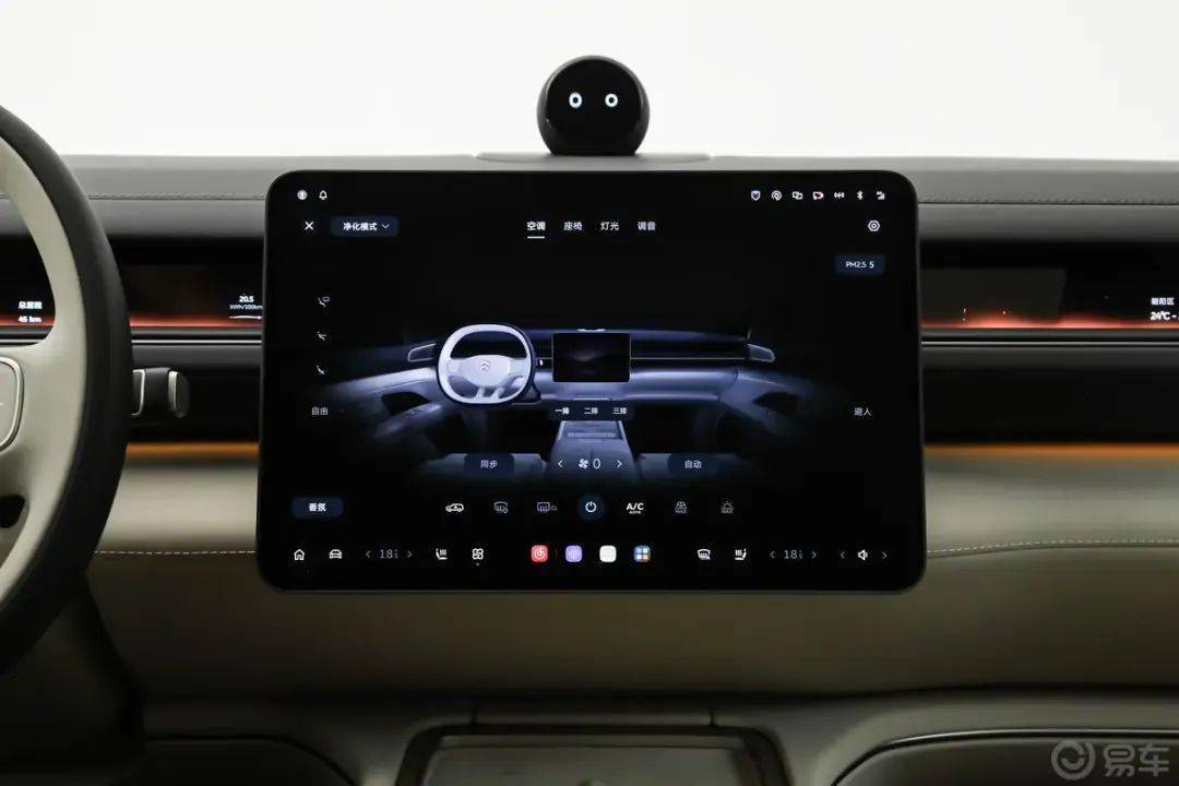 第三代蔚來ES8在現款車型的基礎上進行微調,依舊采用家族式Shark Nose前臉設計