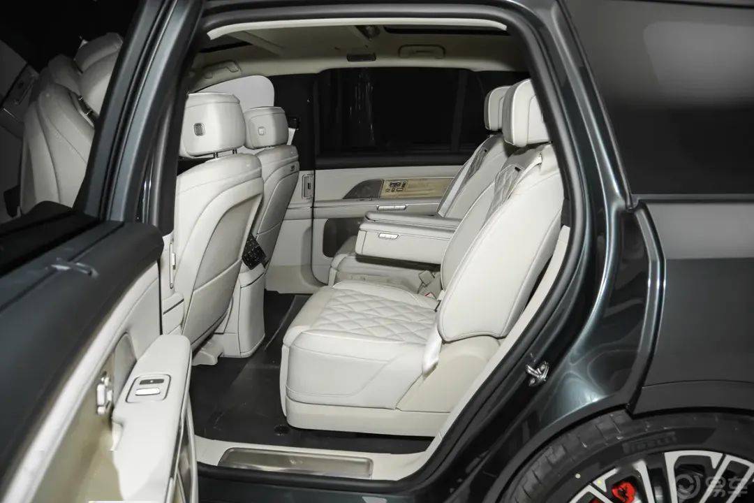 第三代蔚來ES8在現款車型的基礎上進行微調,依舊采用家族式Shark Nose前臉設計