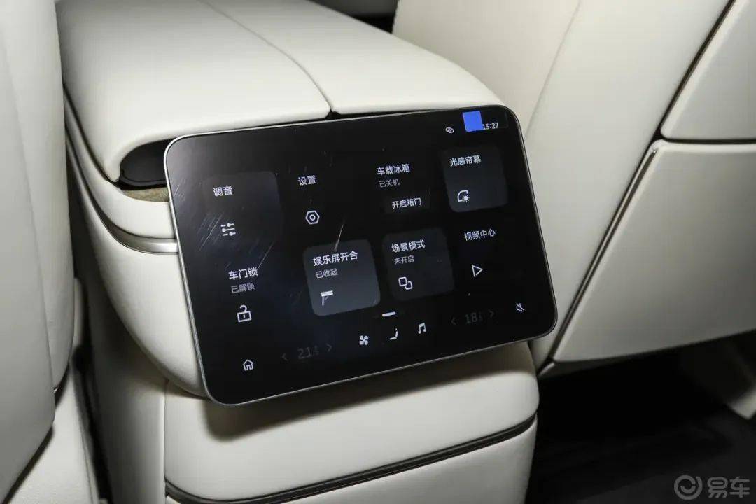 第三代蔚來ES8在現款車型的基礎上進行微調,依舊采用家族式Shark Nose前臉設計