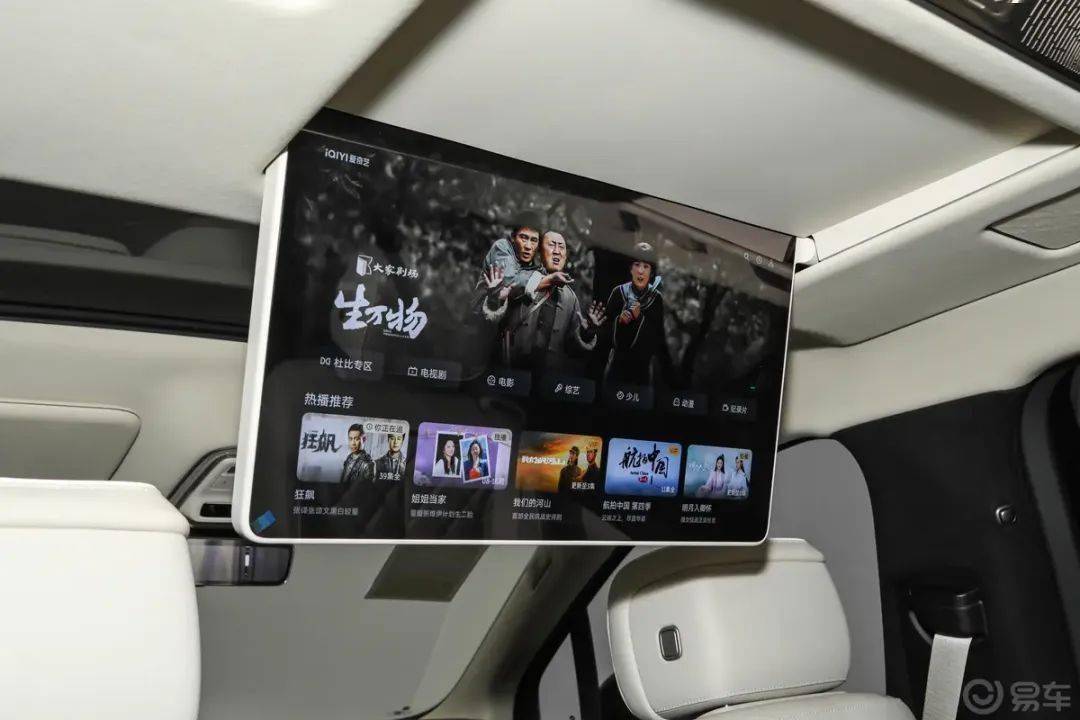 第三代蔚來ES8在現款車型的基礎上進行微調,依舊采用家族式Shark Nose前臉設計