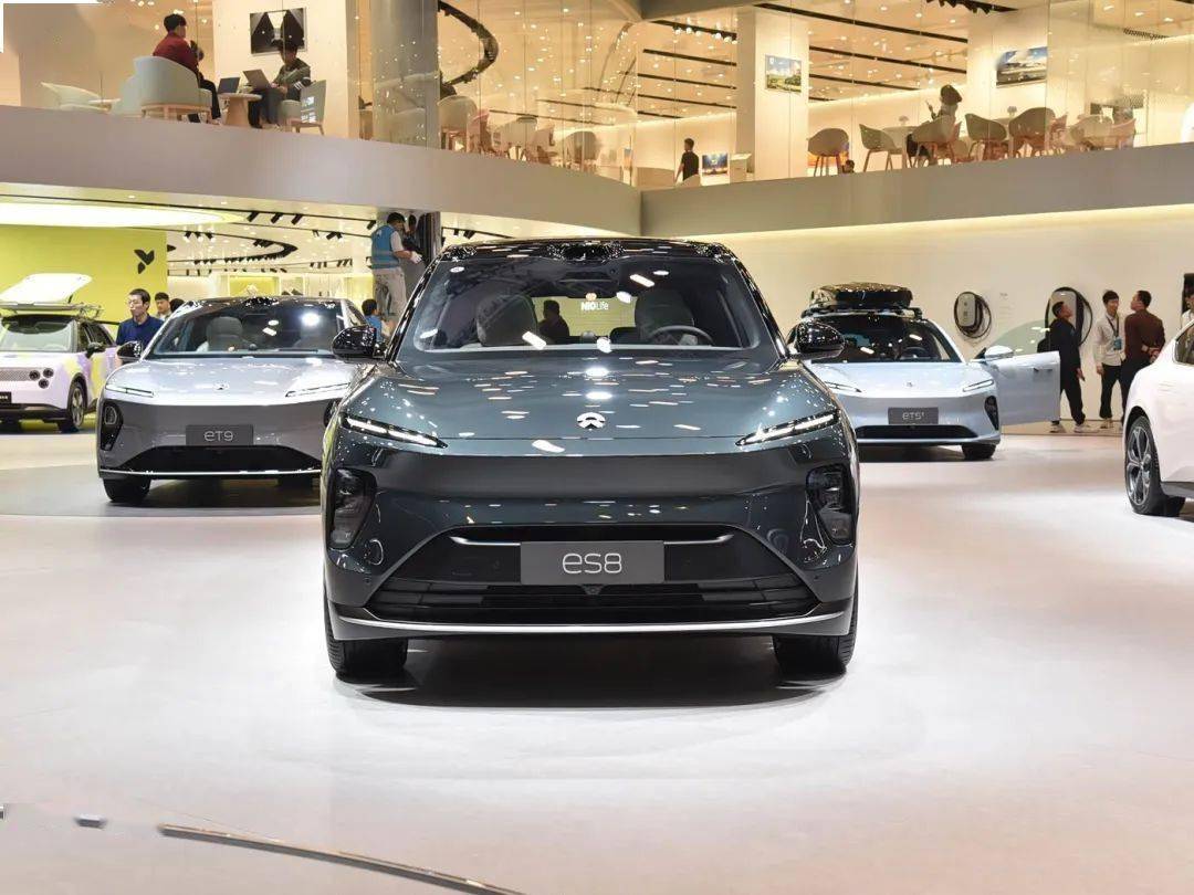 第三代蔚來ES8在現款車型的基礎上進行微調,依舊采用家族式Shark Nose前臉設計