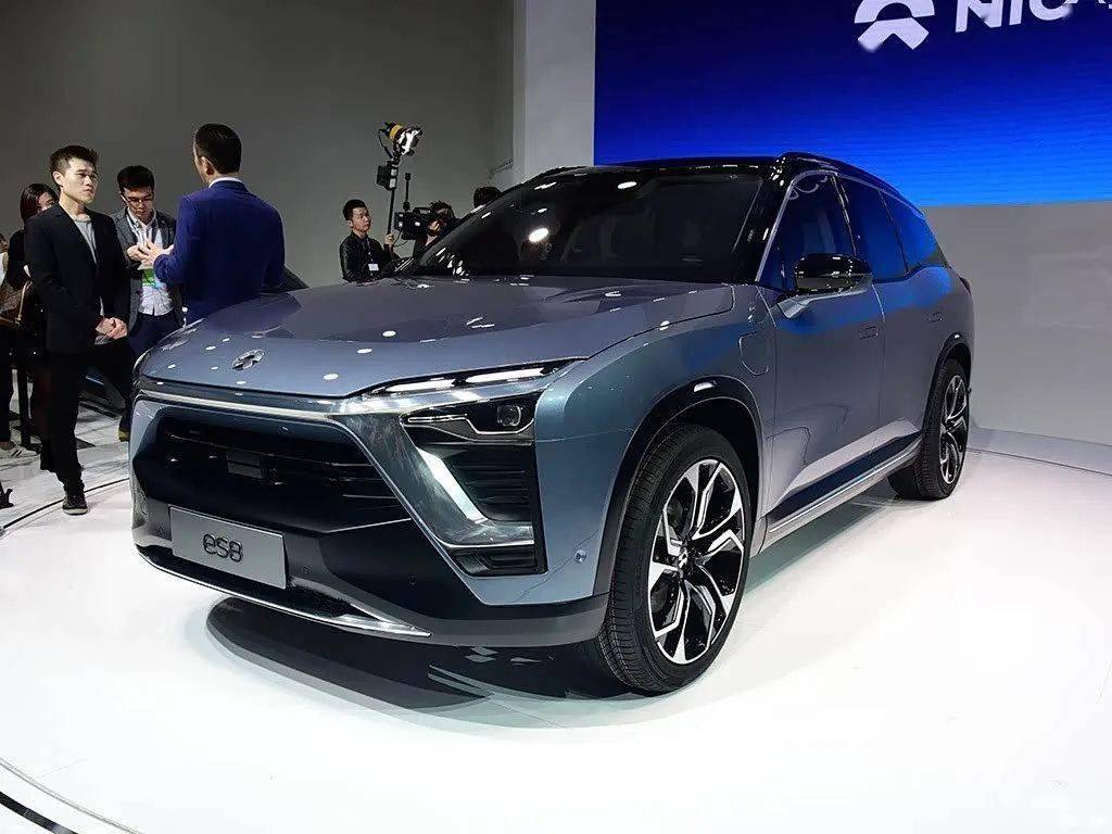 第三代蔚來ES8在現款車型的基礎上進行微調,依舊采用家族式Shark Nose前臉設計