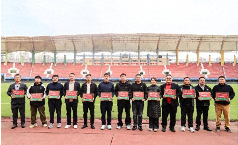 河南足球要崛起!13家資產上億金主打造豪門,未來問鼎亞冠冠軍!