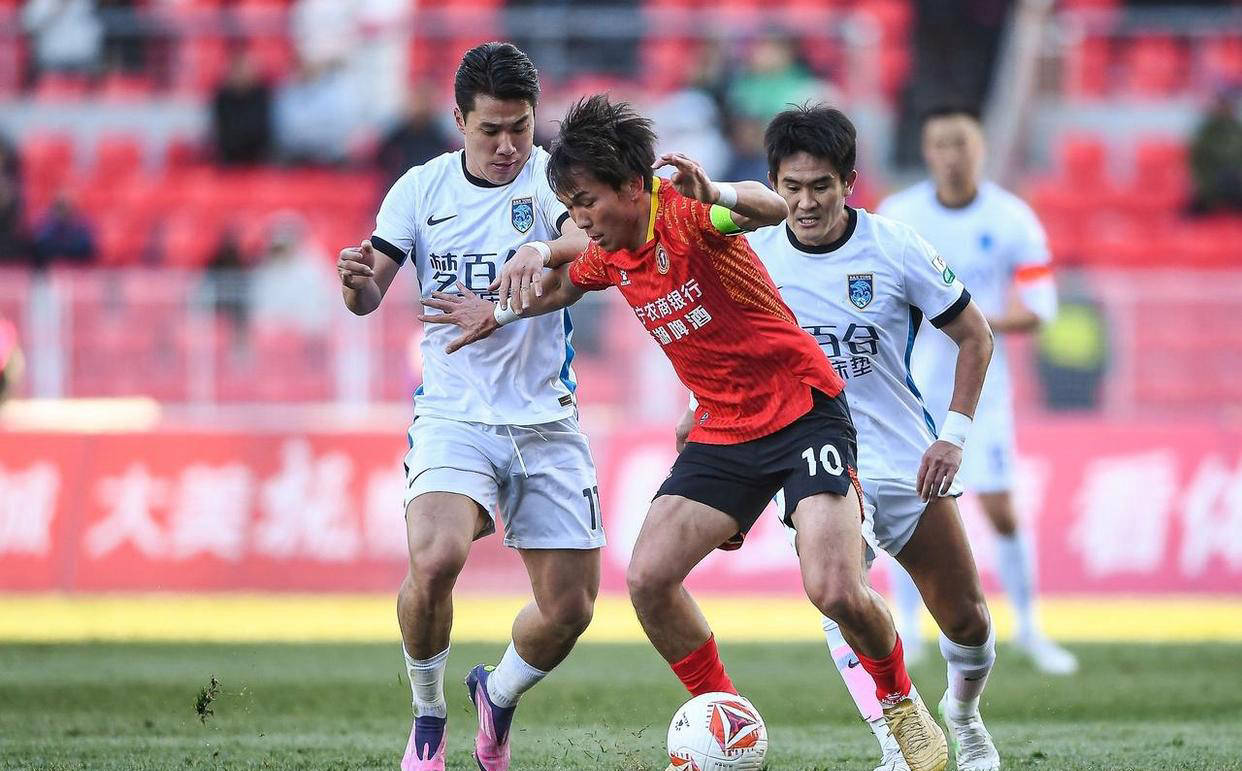 48歲李金羽率隊奪冠沖超,64分提前2輪登頂中甲聯(lián)賽