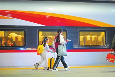 秋假首日 小朋友忙出游