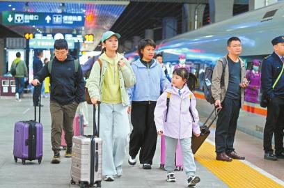 秋假首日 小朋友忙出游